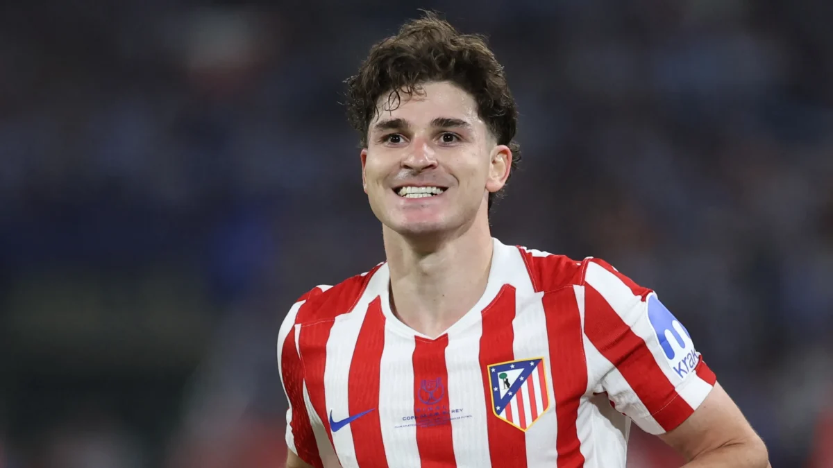 أتلتيكو مدريد يحسم موقفه من رحيل ألفاريز إلى برشلونة