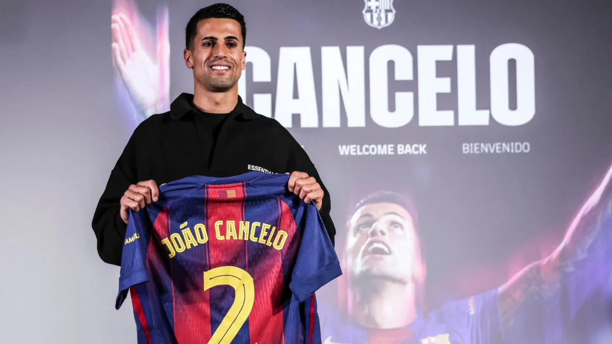 كانسيلو يقترب من العودة إلى برشلونة