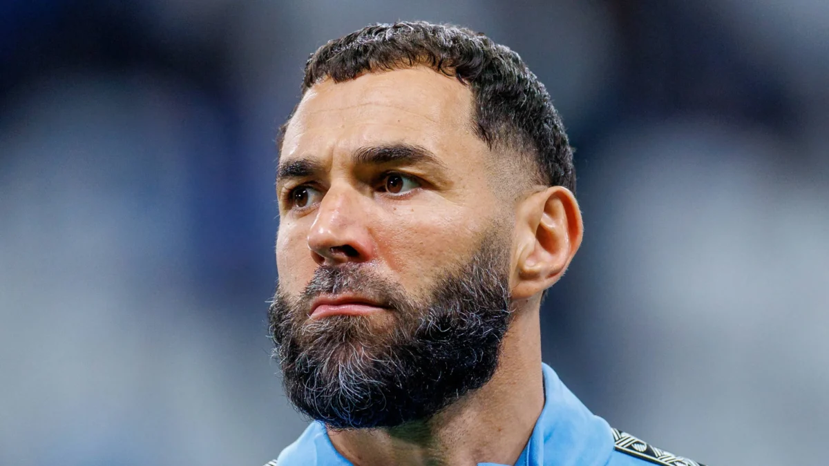هل يرحل بنزيما عن الهلال قريبًا؟