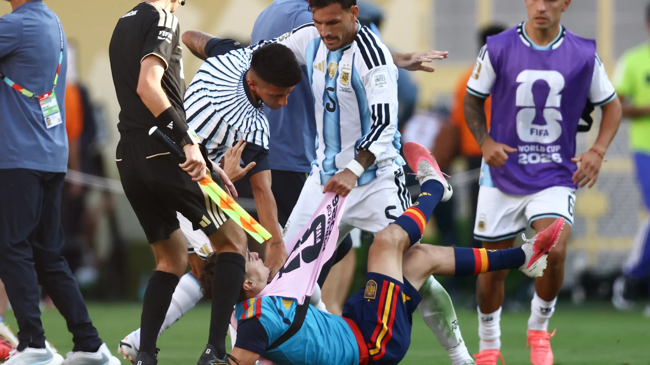 باريديس يهاجم جافي ويعلق على عقوبات الفيفا القاسية