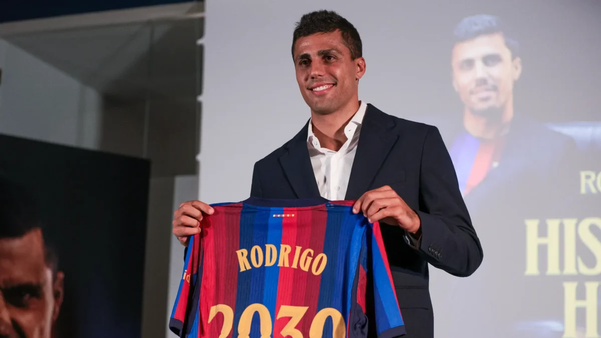 رودري يفضل مشروع برشلونة على عروض ريال مدريد