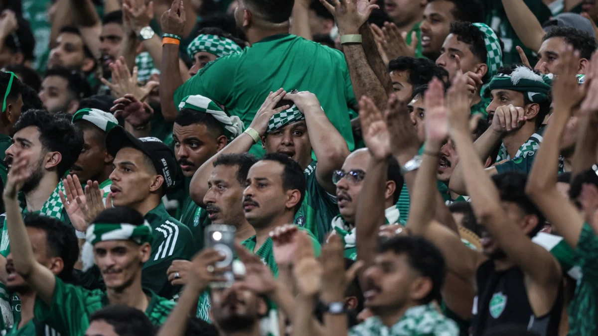 الأهلي يعير نصف فريقه إلى الدوري السعودي