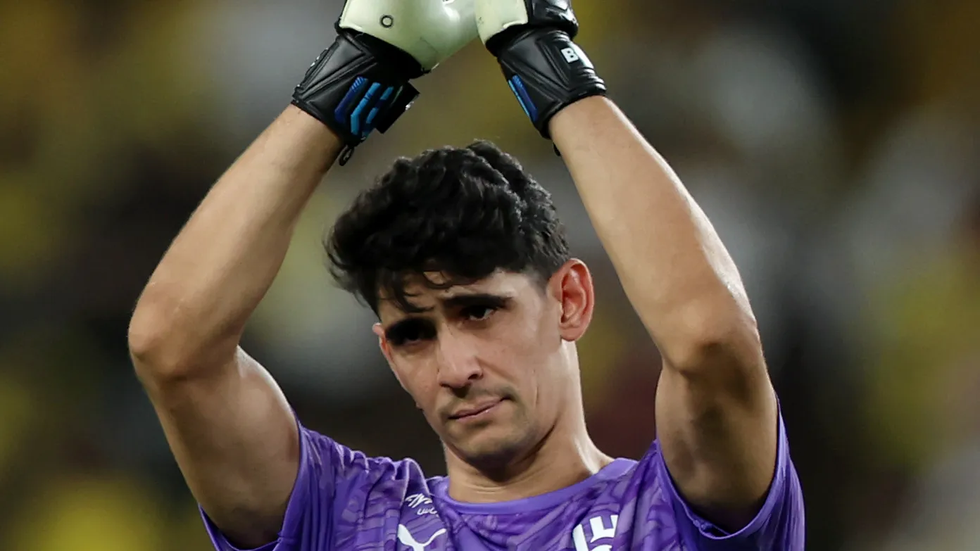 خطأ كوليبالي وبراعة بونو تشعلان مواجهة الهلال والخليج