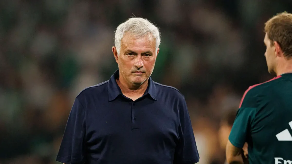 مورينيو يتابع مواهب أكاديمية ريال مدريد من المدرجات