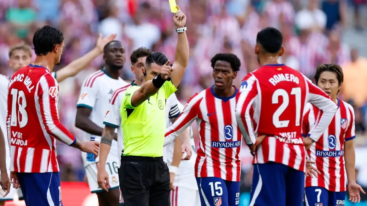 قناة ريال مدريد تشن هجومًا حادًا على حكم الديربي