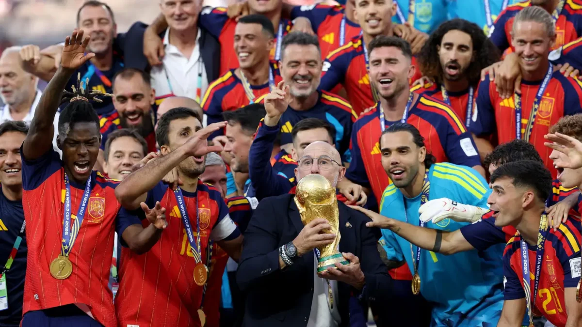 رسمياً.. إسبانيا تجدد عقد لويس دي لا فوينتي حتى 2032