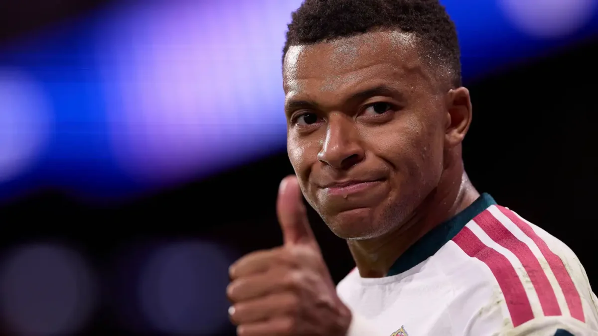 مبابي حصد أولى جوائزه مع ريال مدريد ويعلق على انطلاقة الموسم