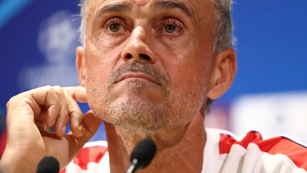 كيف فضل سوزوكي أستون فيلا على باريس سان جيرمان؟
