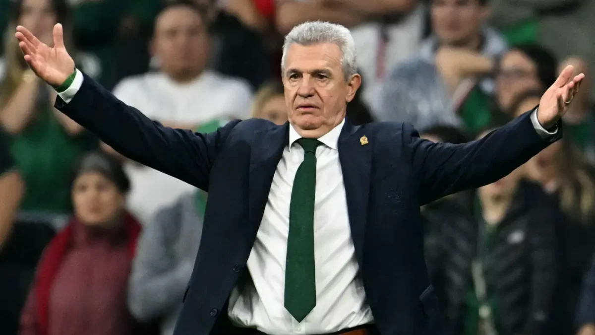 خافيير أجيري يعتذر لنجم برشلونة في حفل تقديمها لفالنسيا