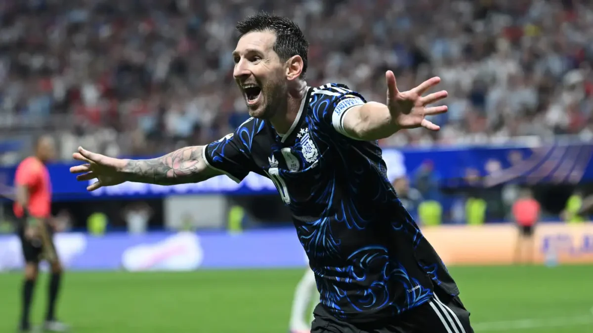 إدين دجيكو يعلن اعتزاله اللعب الدولي