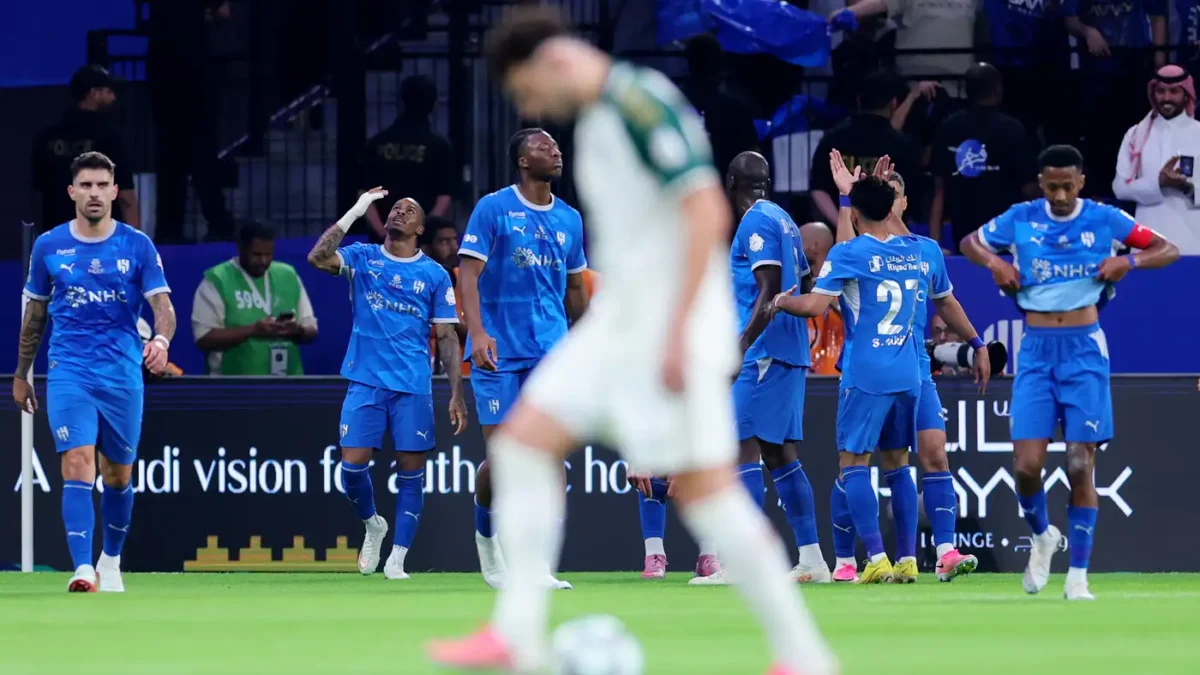 الهلال يتخطى الأهلي بثلاثية ويعتلي صدارة الدوري