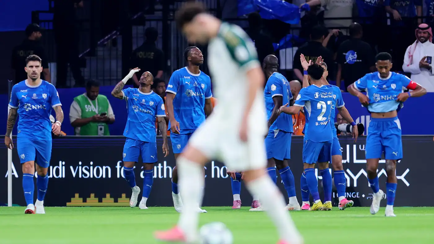 الهلال يتخطى الأهلي بثلاثية ويعتلي صدارة الدوري