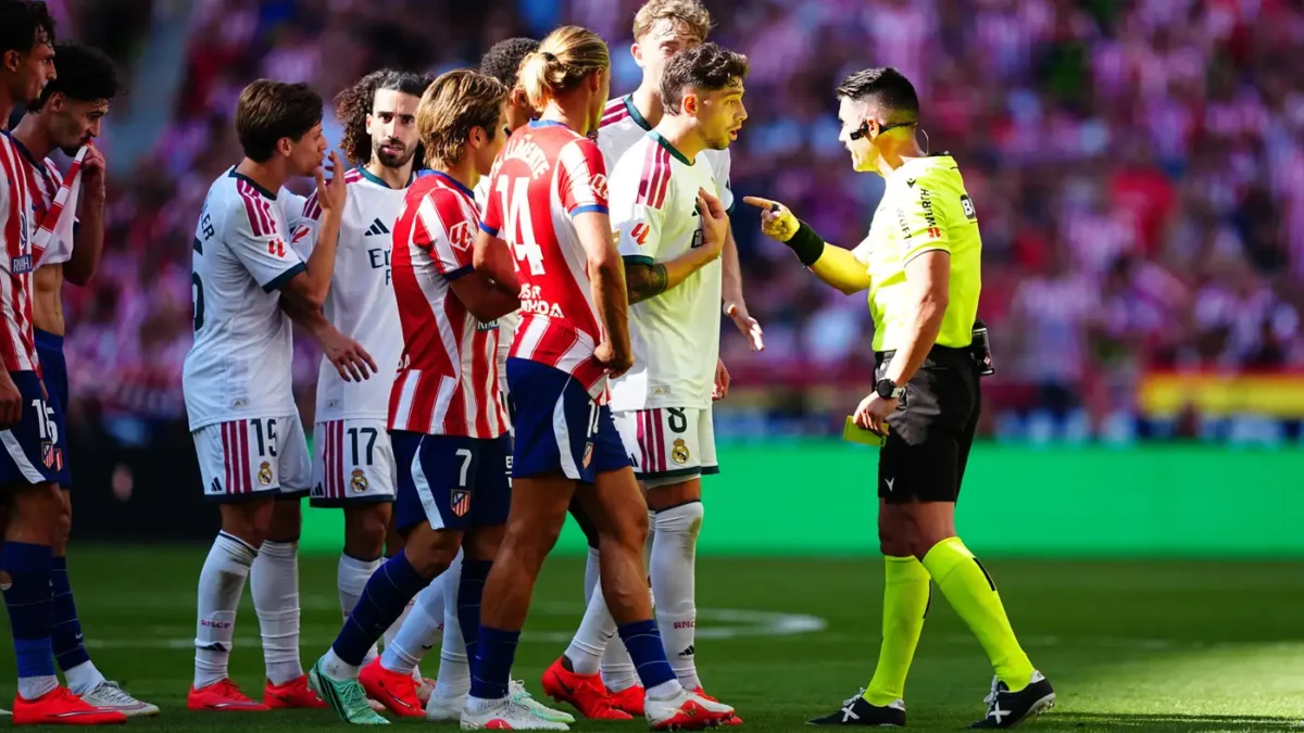 ابتسامة حكم ديربي مدريد تثير غضب ريال مدريد