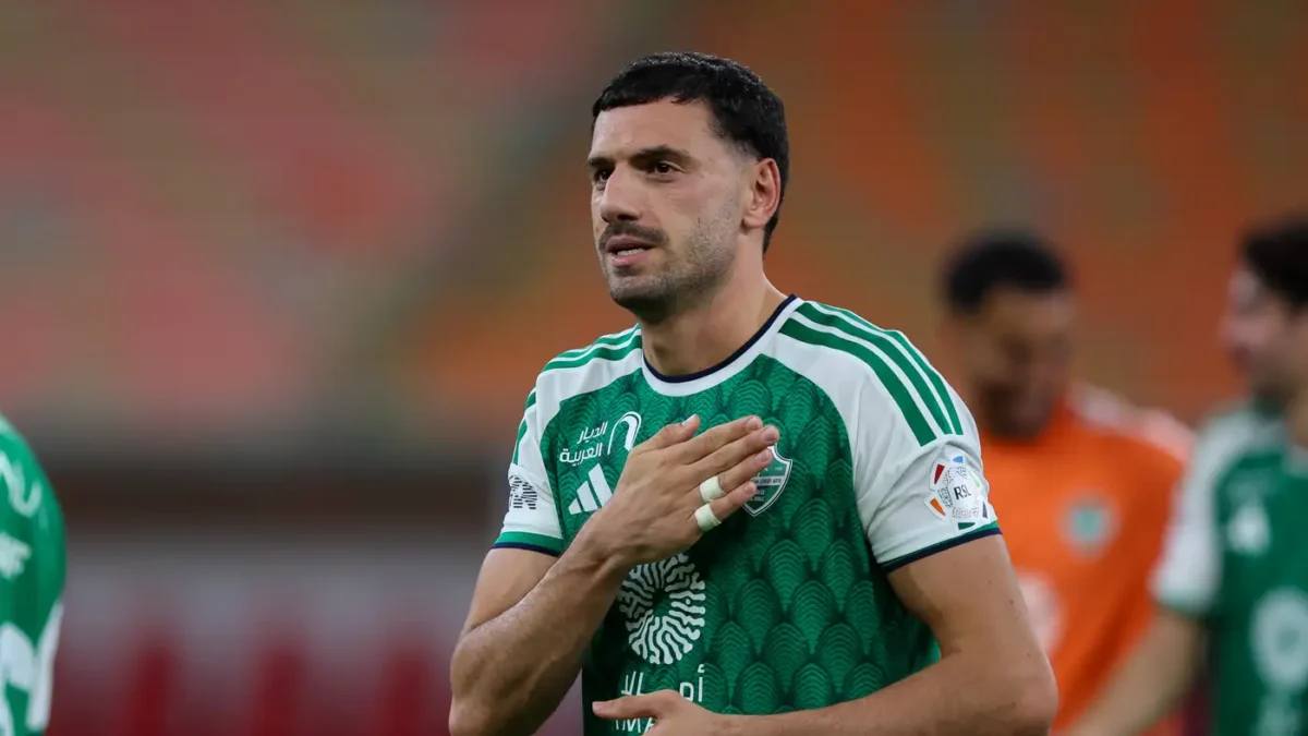 طرد ديميرال يشعل كلاسيكو الهلال والأهلي