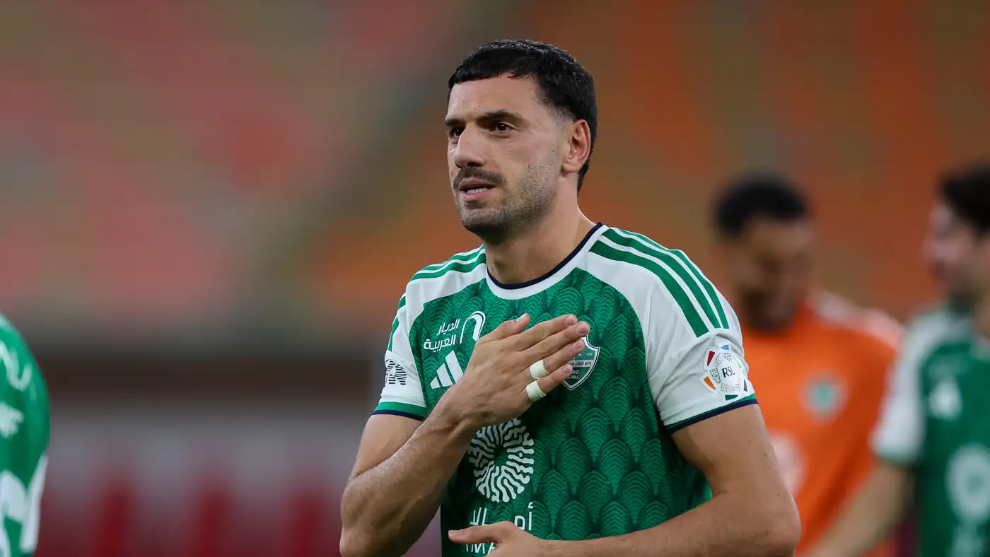 طرد ديميرال يشعل كلاسيكو الهلال والأهلي