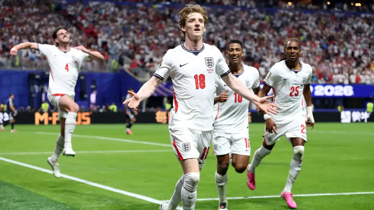 جوردون يدعو منتخب إنجلترا للتوقف عن تقليد إسبانيا