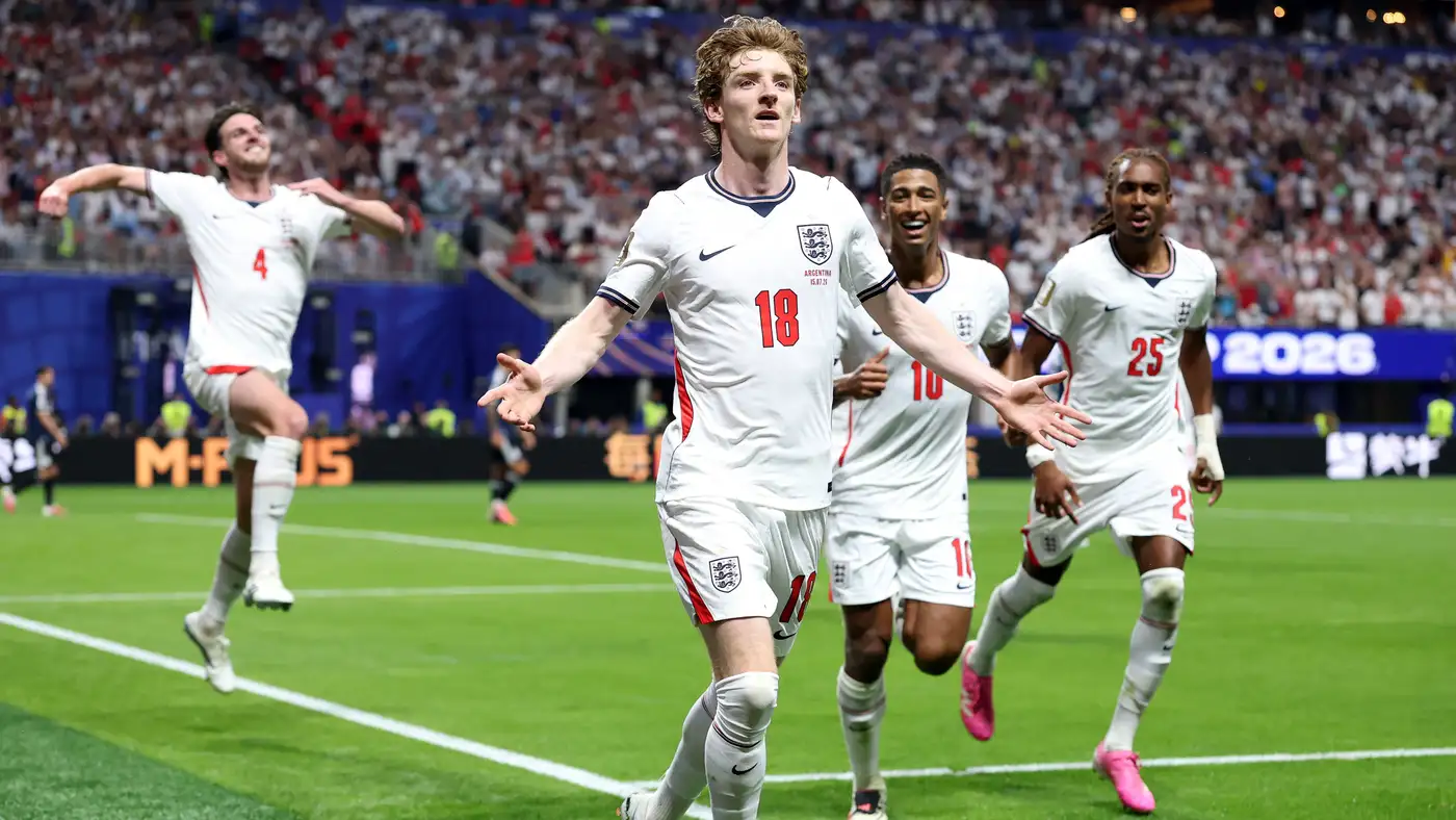 جوردون يدعو منتخب إنجلترا للتوقف عن تقليد إسبانيا