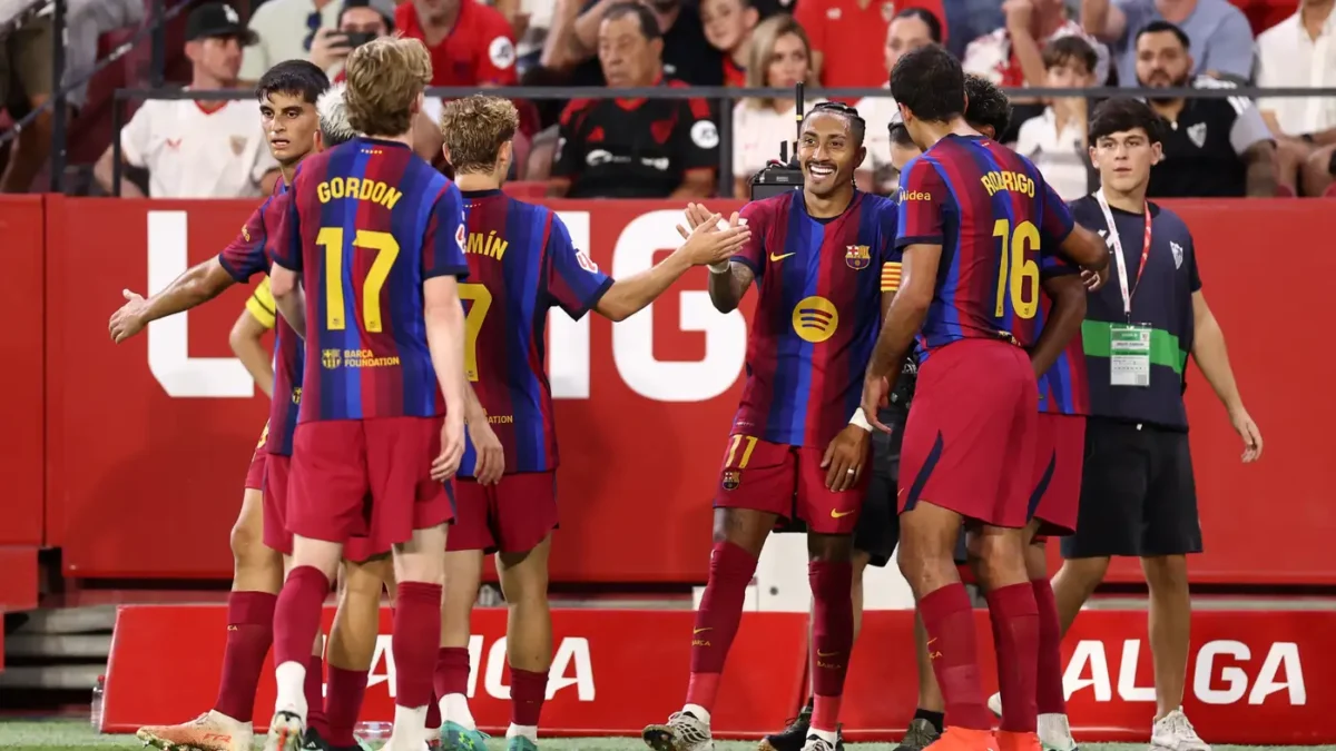 هاتريك رافينيا يقود برشلونة لإسقاط إشبيلية والحفاظ على الصدارة