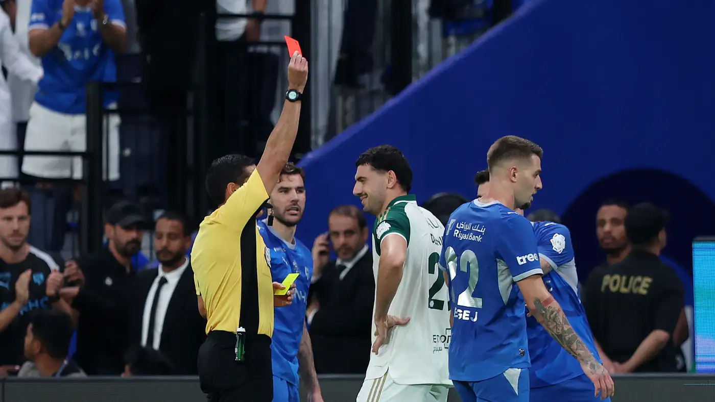 طرد ديميرال يورط الأهلي أمام الهلال