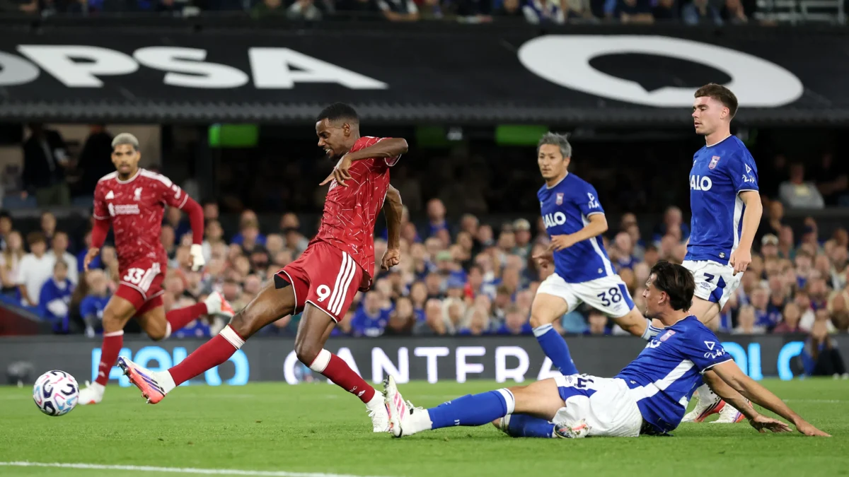 ليفربول يحقق فوزه الأول بثنائية في إيبسويتش
