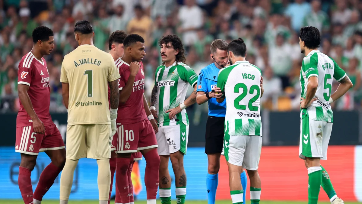 جدل تحكيمي وبطاقة لمورينيو في لقاء ريال بيتيس وريال مدريد