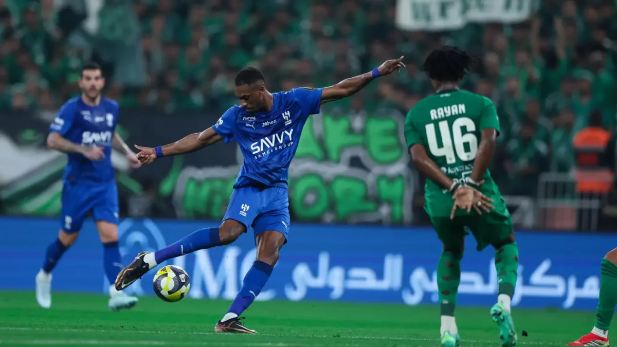 مفاجآت في تشكيلتي الهلال والأهلي لكلاسيكو الدوري السعودي