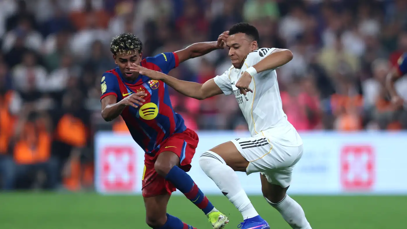 المرشح الأبرز لإدارة كلاسيكو برشلونة وريال مدريد