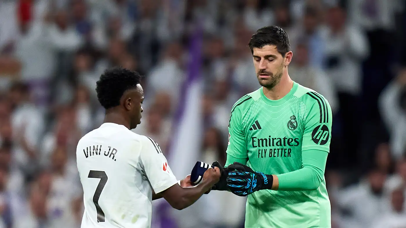 كورتوا يكشف أسرار غرفة ملابس ريال مدريد وموقف مبابي من الكرة الذهبية