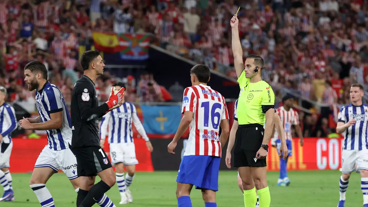 من هو الحكم الأقرب لإدارة كلاسيكو برشلونة وريال مدريد؟