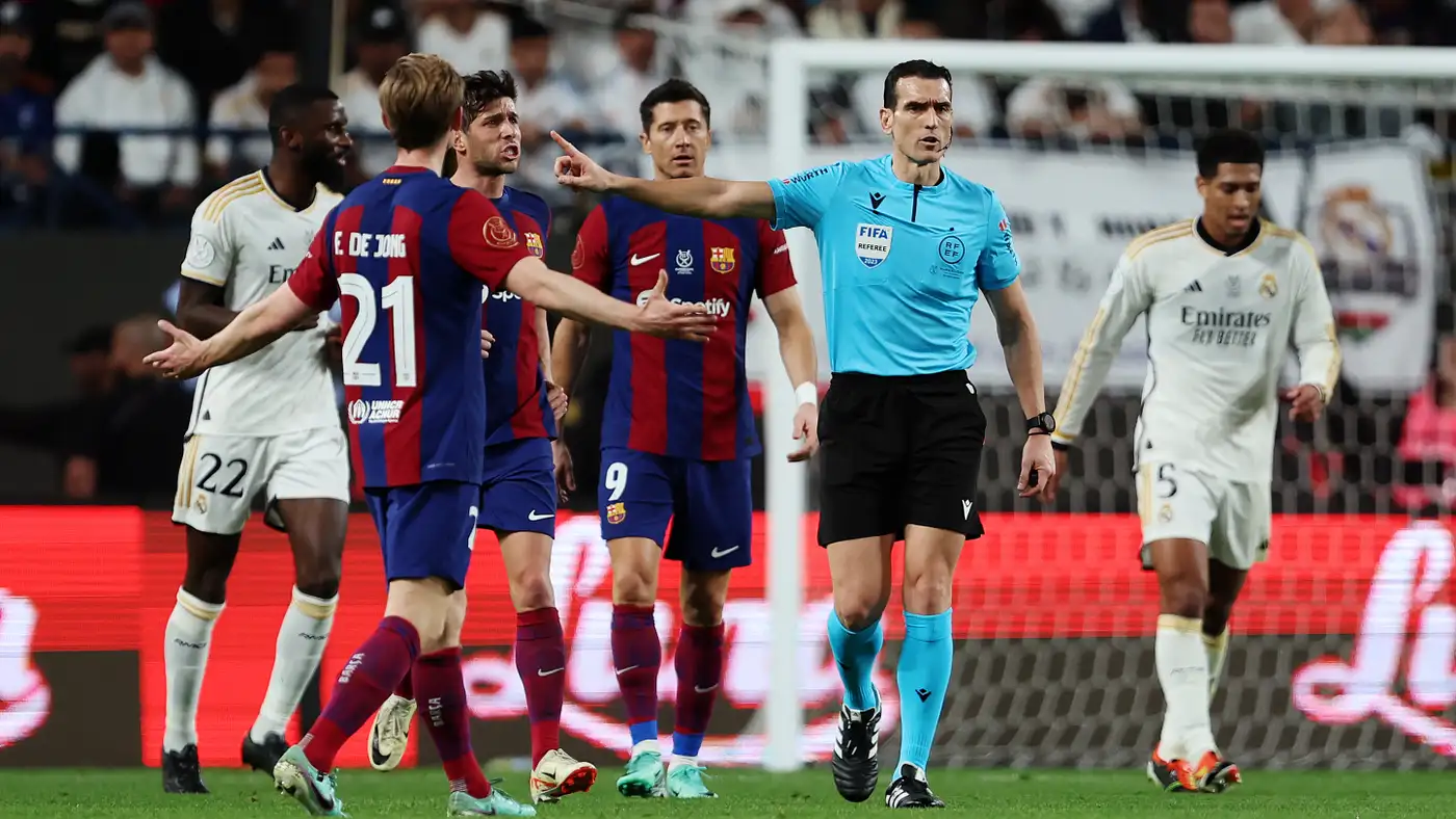 الكشف عن حكم الكلاسيكو بين برشلونة وريال مدريد