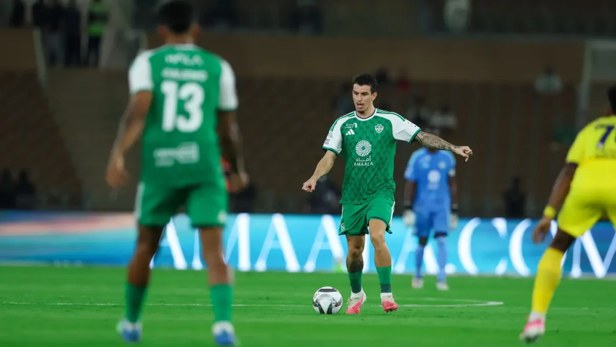 خبير تحكيمي: لاعب الوصل استحق الطرد أمام الأهلي