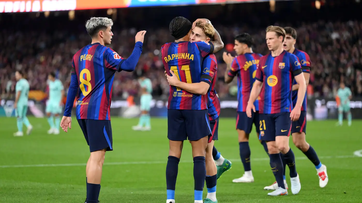 رافينيا يتقدم لبرشلونة مبكرًا أمام ألافيس