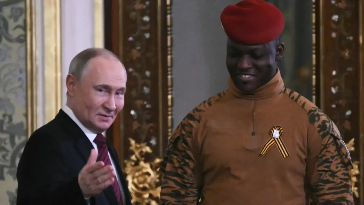رئيس بوركينا فاسو يتحدى الفيفا ويهدد باتحاد الكرة