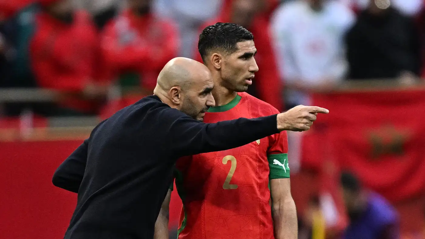 الركراكي يمازح حكيمي بعد رباعية برشلونة