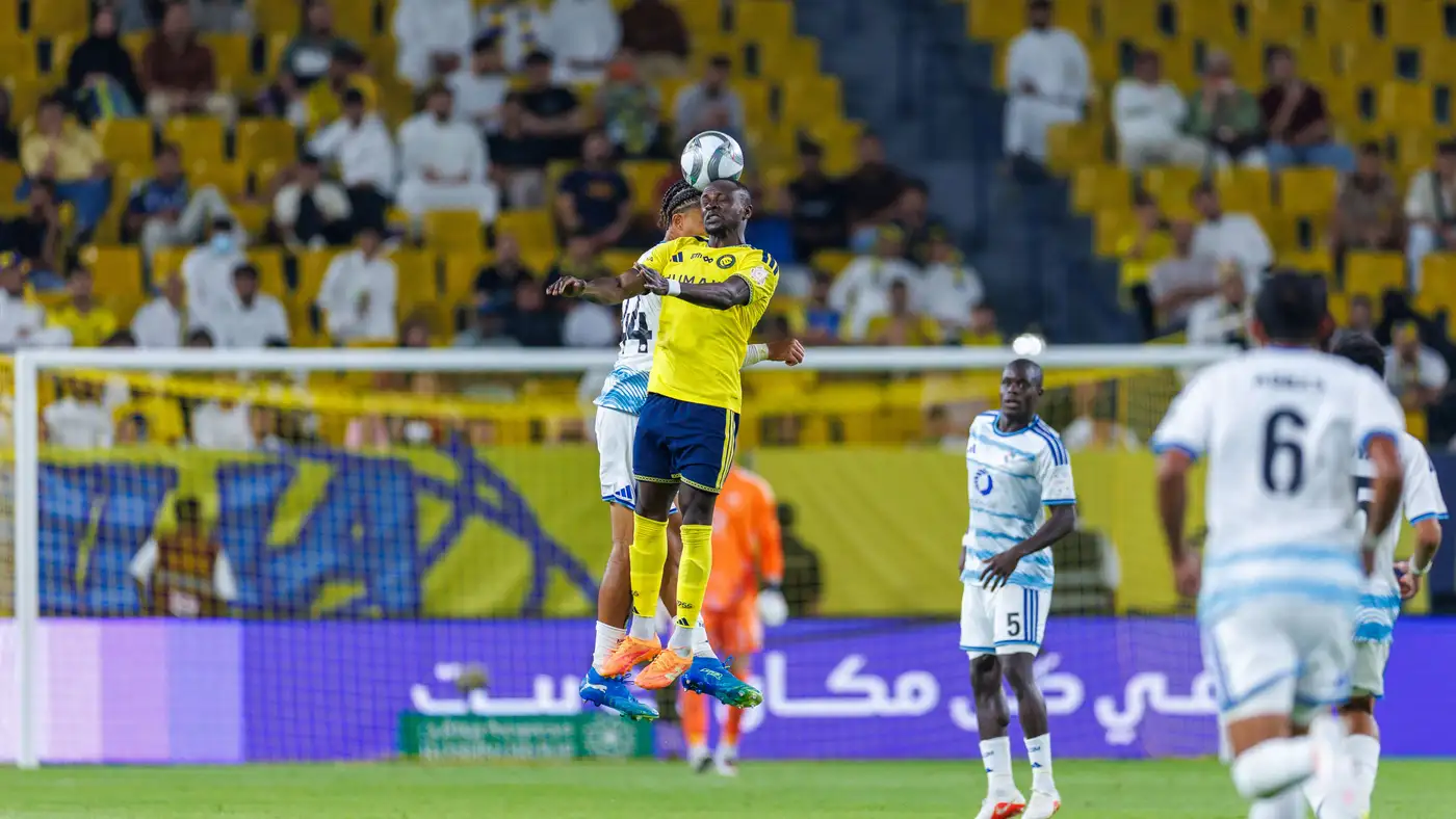 اشتباك عنيف وركلة تشعل أجواء مباراة النصر ونيوم
