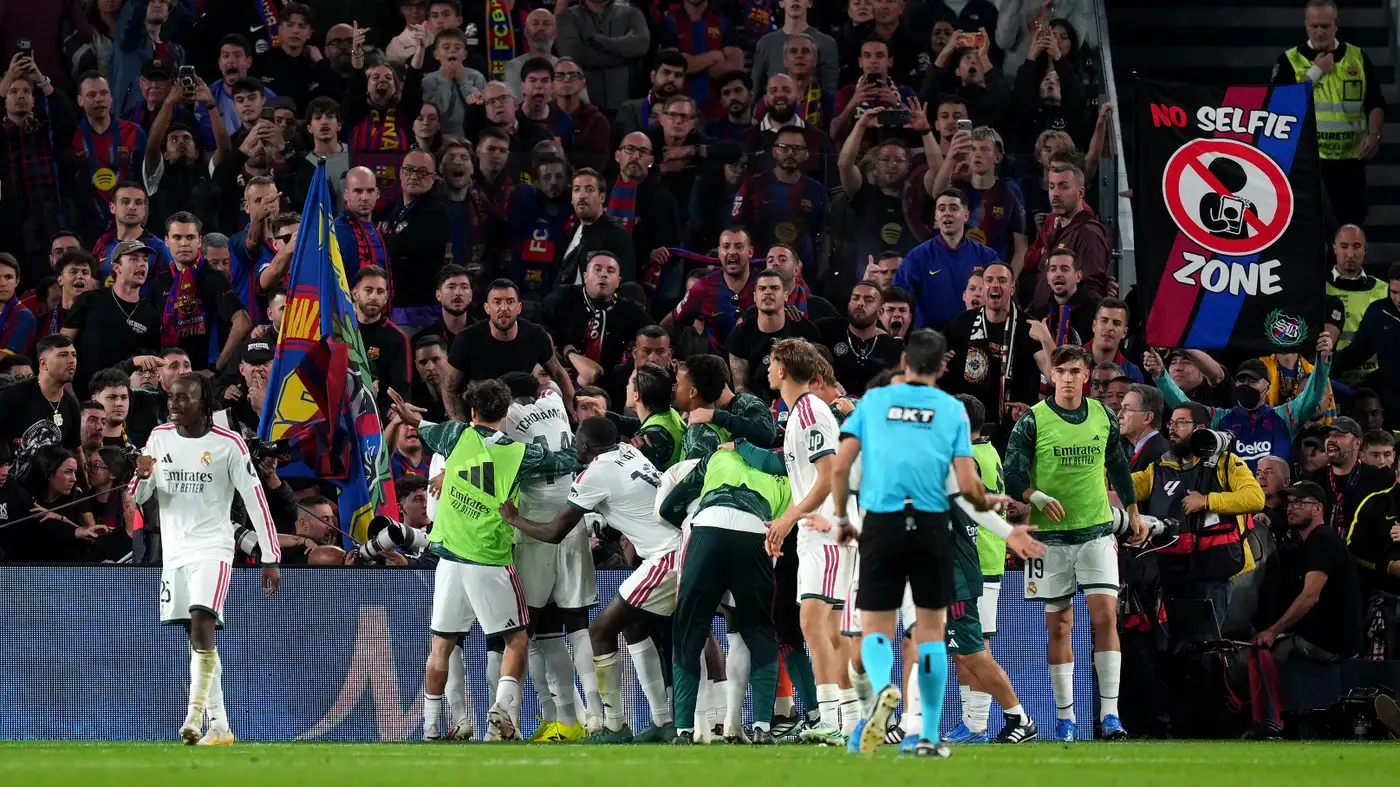 حكم الكلاسيكو يدين جماهير برشلونة في تقريره الرسمي