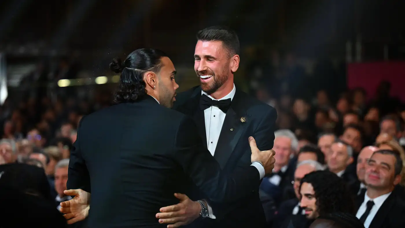 أوناي سيمون يتوج بجائزة أفضل حارس في العالم