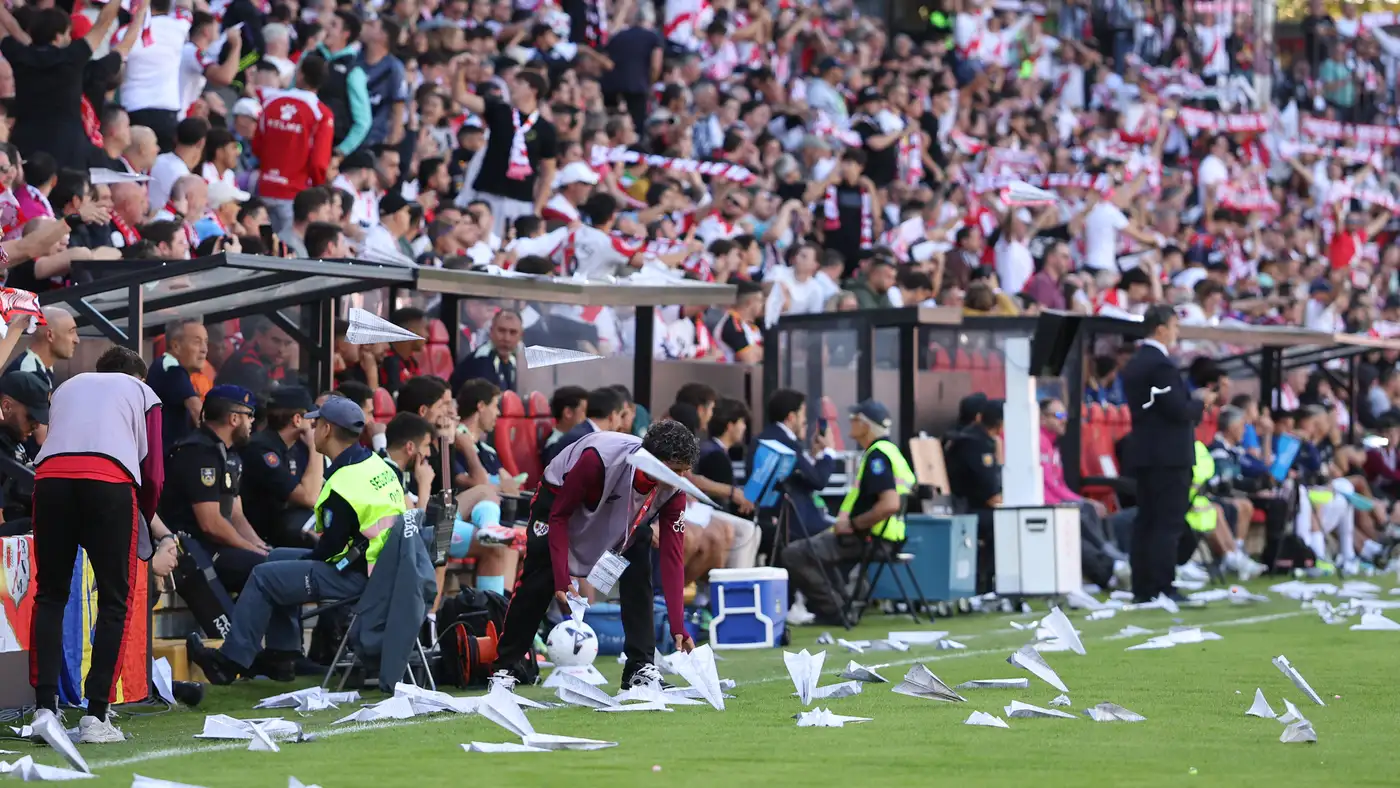 إيقاف مباراة رايو فاليكانو وأتلتيك بيلباو بسبب الاحتجاجات
