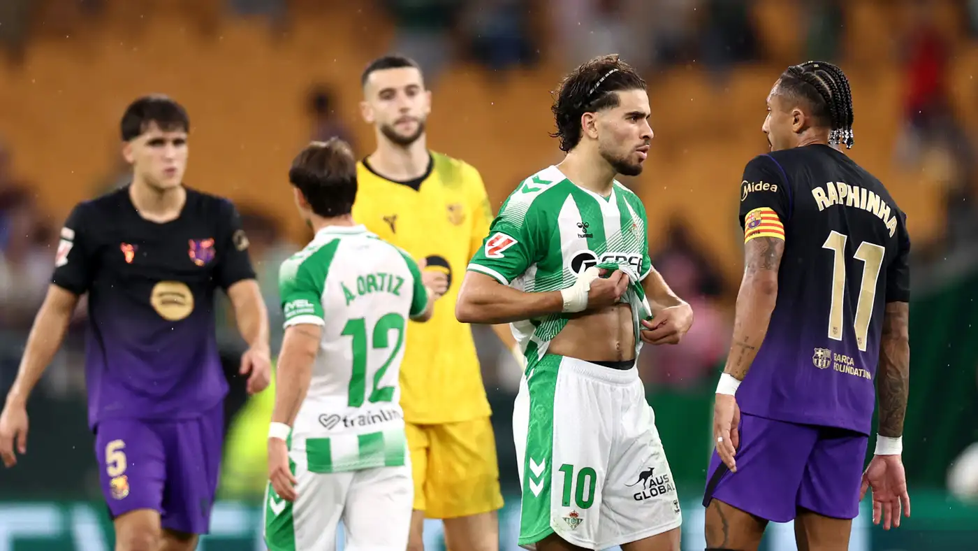 هجوم حاد على تحكيم مباراة برشلونة وبيتيس