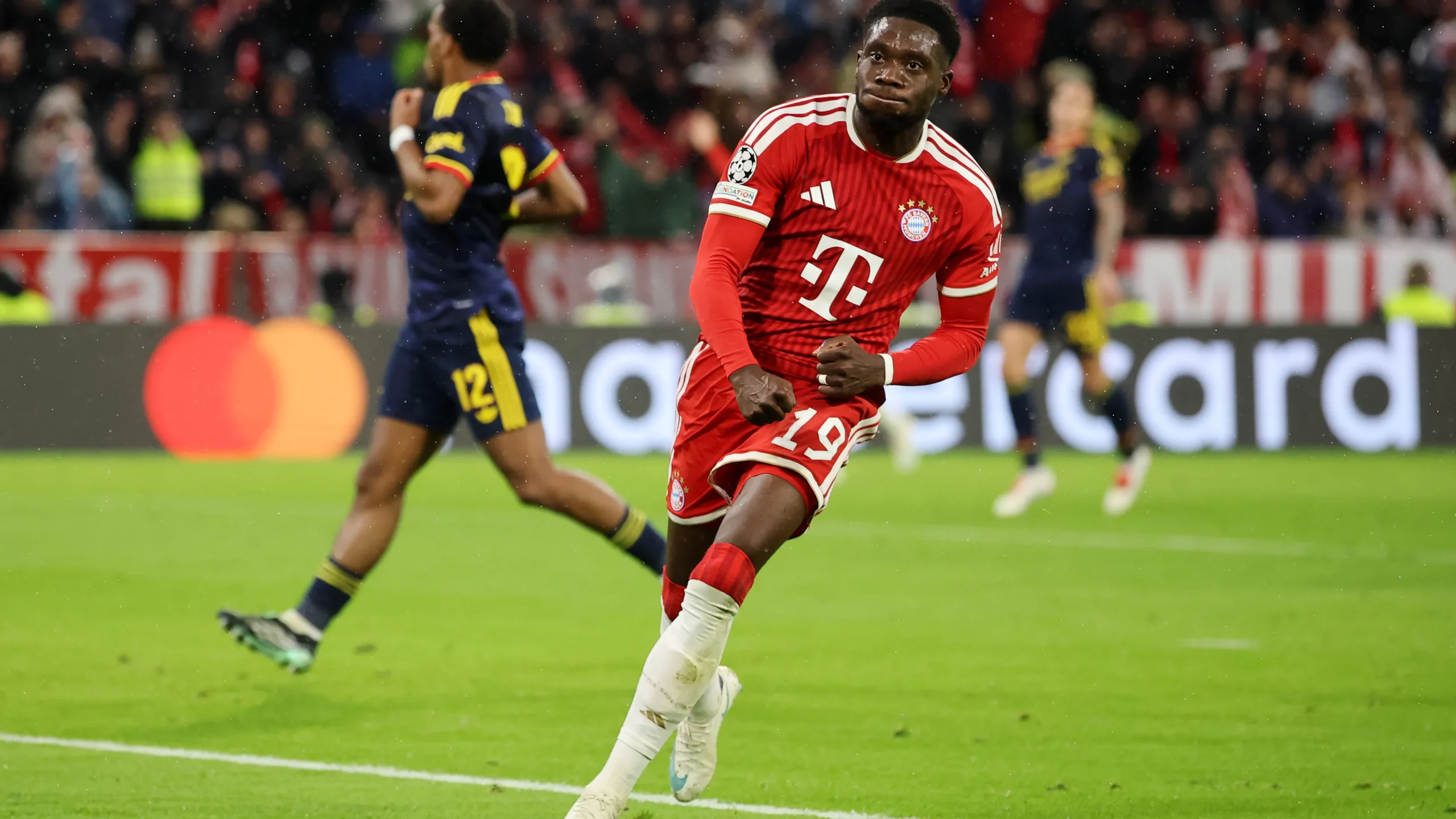 ديفيز يعيد بايرن ميونخ أمام أرسنال في دوري الأبطال