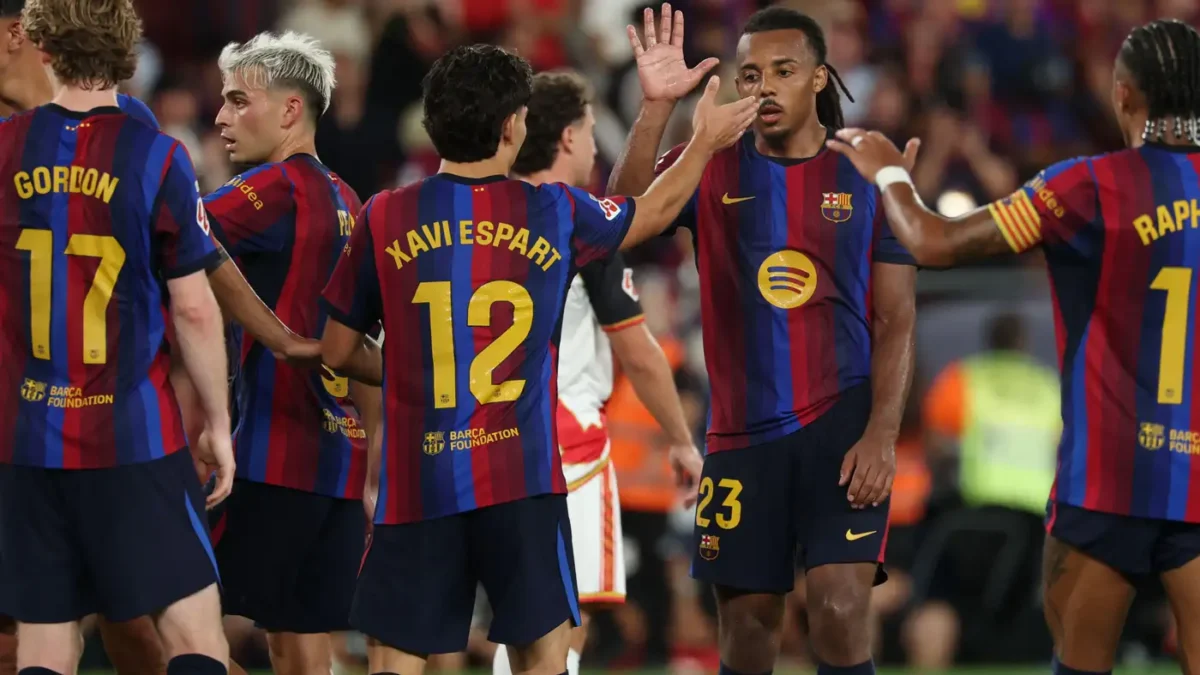 كوندي يحسم موقفه من الرحيل عن برشلونة