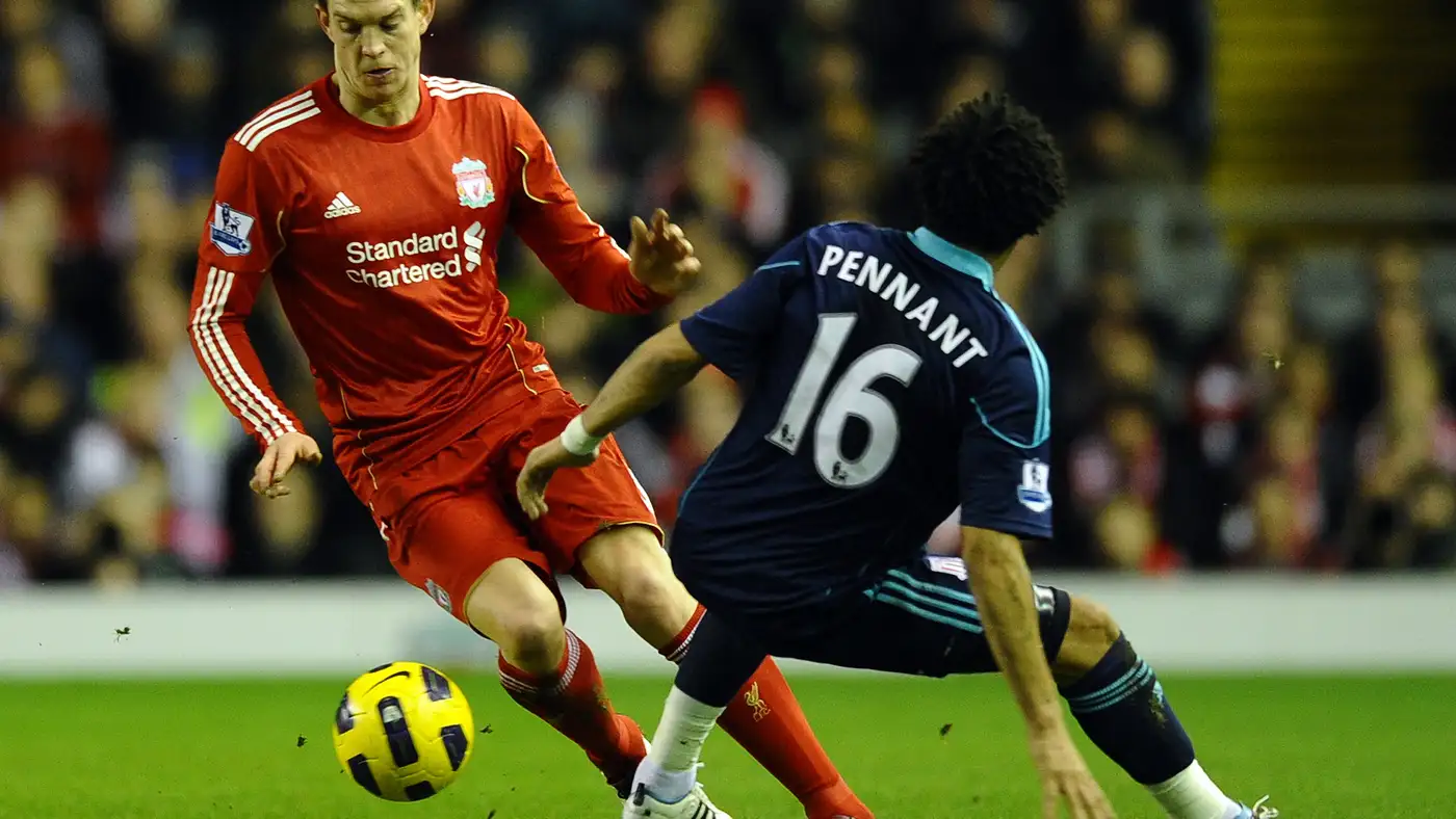 هجوم مرعب وكلب ينهش ساق نجم ليفربول السابق