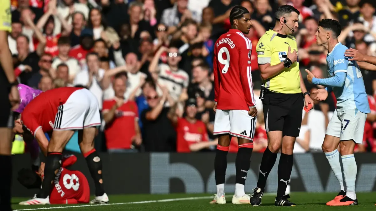 جماهير مانشستر يونايتد تسخر من السيتي بلافتة جديدة