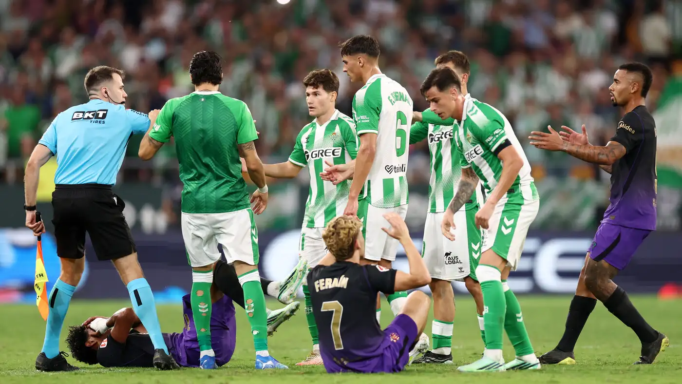 إصابة إريك جارسيا تقلق برشلونة قبل مواجهتي باريس والكلاسيكو