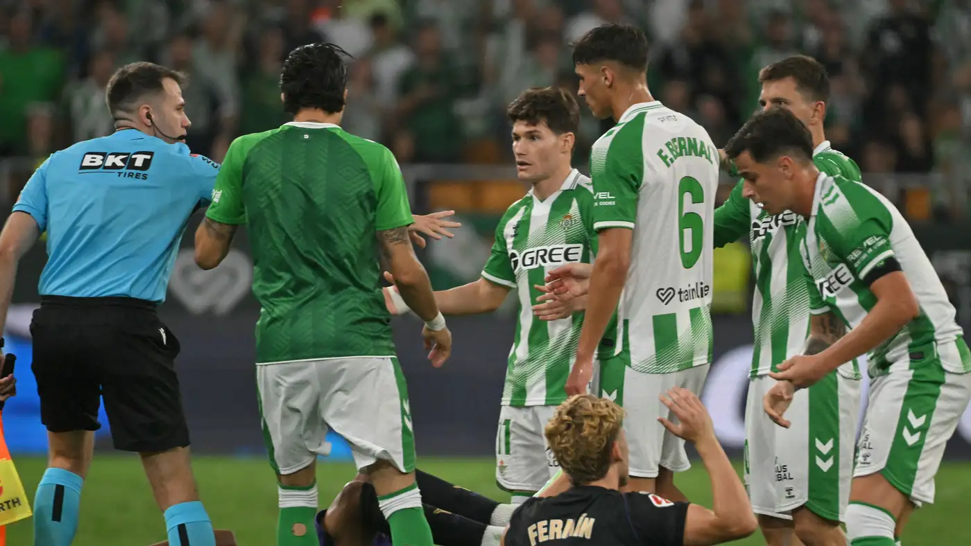 إحصائية صادمة تكشف فارق الطرد بين برشلونة وريال مدريد