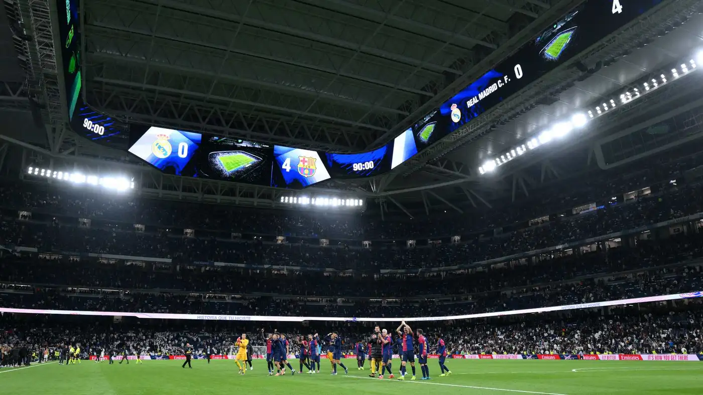 تلفزيون ريال مدريد يهاجم برشلونة ويحذر من 17 حكماً بالكلاسيكو