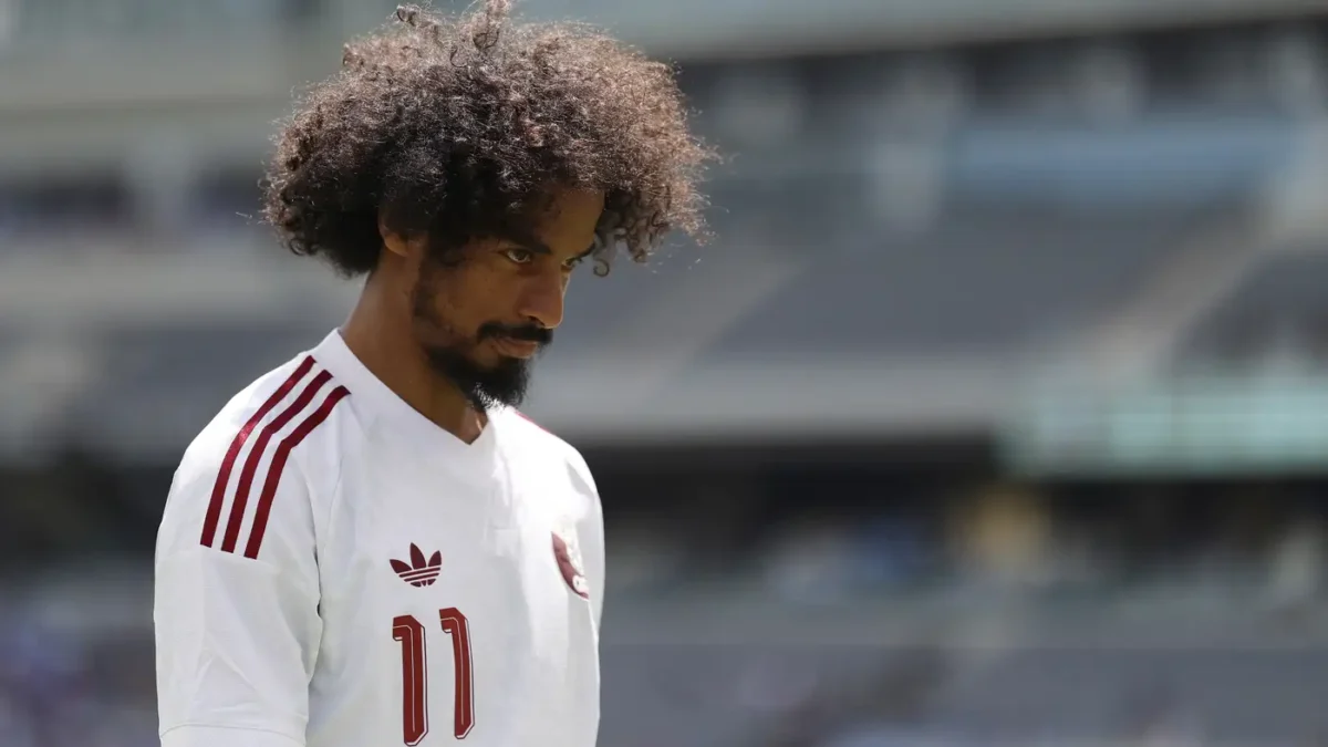 غضب أكرم عفيف من تبديل لوبيتيجي أمام السعودية