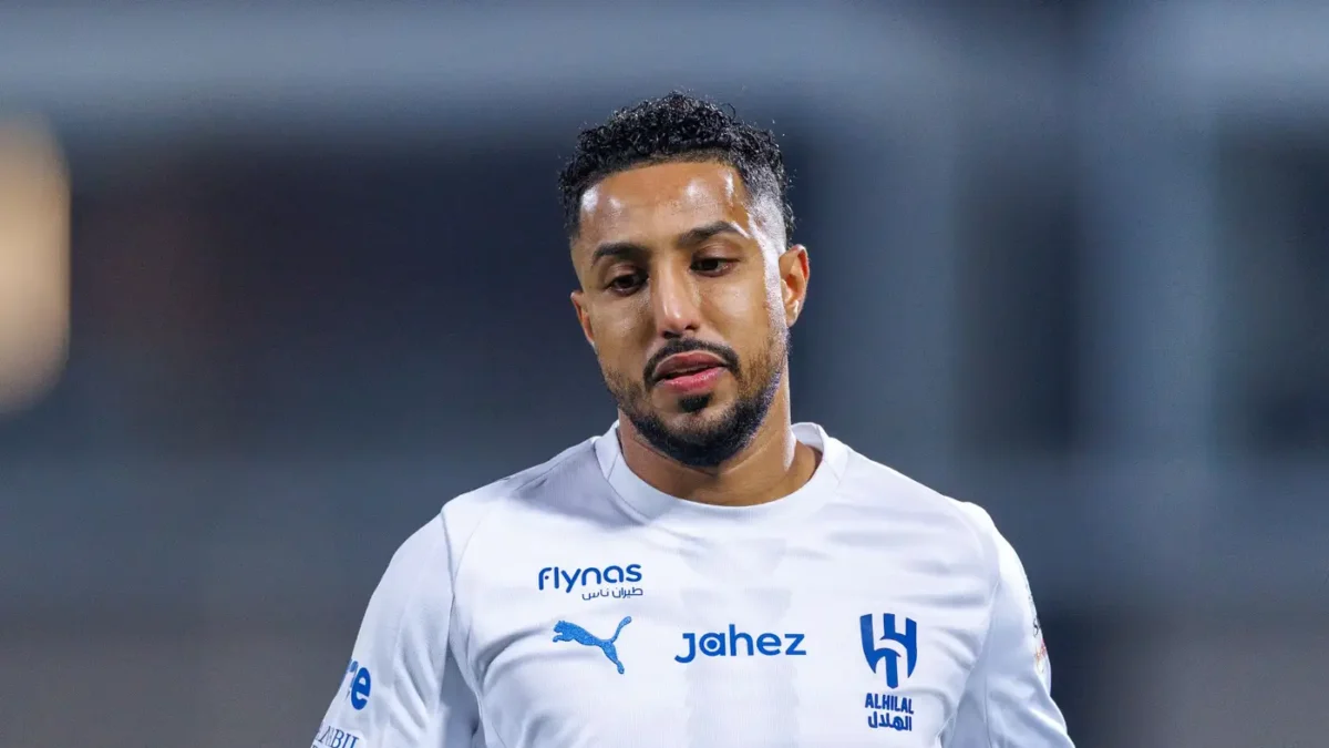 إصابة جديدة تضرب سالم الدوسري قبل كلاسيكو الهلال والاتحاد