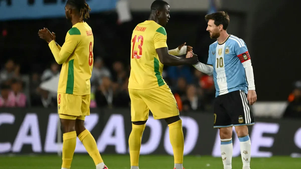 اتهامات بالعنصرية تلاحق ميسي بسبب لقطة مع منتخب بنين
