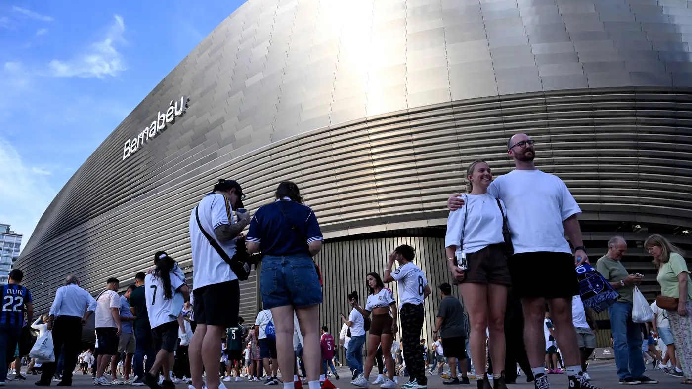 أزمة أرضية البرنابيو وموعد فالنسيا يثيران الجدل في ريال مدريد